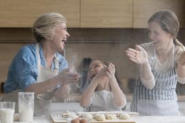 figlia mamma nonna cucina festa della mamma